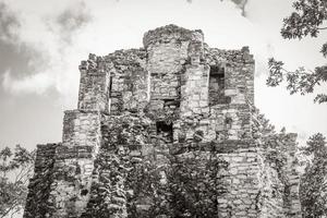 antigo local maia com templo ruínas pirâmides artefatos muyil méxico. foto