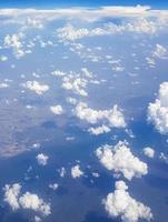 voando acima das nuvens sobre o campo da tailândia. foto