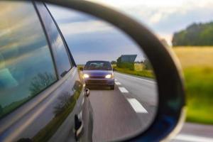 carro roxo no espelho retrovisor na rodovia suécia. foto