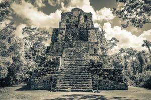 antigo local maia com templo ruínas pirâmides artefatos muyil méxico. foto