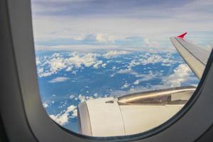 voo sobre surat thani tailândia vista da paisagem e nuvens. foto