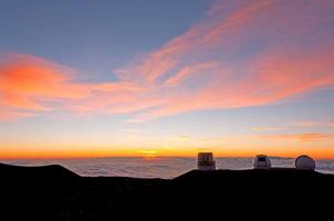 pôr do sol de um observatório de montanha foto