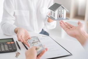 representante de venda oferecer contrato de compra de casa para comprar uma casa ou apartamento ou discutir sobre empréstimos e taxas de juros.