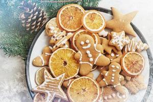 biscoitos de mel de natal com laranja. feliz ano novo e natal. efeito suave de luz bokeh foto