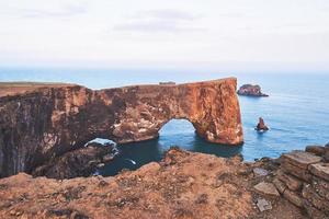 cabo dyrholaey no sul da Islândia. altitude 120 m, e ilha de colina média com abertura de porta foto