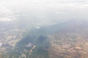 céu azul com nuvens no avião foto