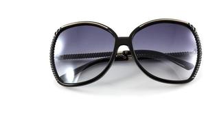 óculos de sol de moda preta isolam no fundo branco foto
