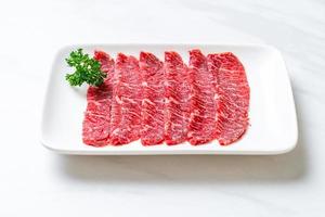 carne fresca crua fatiada com textura marmorizada foto
