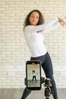 mulher latina criou seu vídeo de dança pela câmera do smartphone. para compartilhar vídeo para aplicativo de mídia social. foto