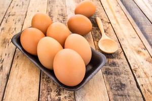 ovos de galinha marrom em fundo de madeira