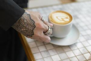 cappuccino quente com latte art na mesa foto