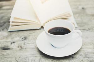 café e livro na mesa no café