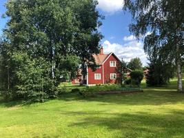casa de verão vermelha típica sueca foto