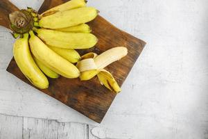 banana aberta na mesa de madeira branca foto