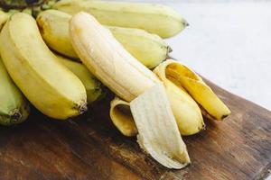 banana aberta na mesa de madeira branca foto