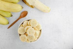 fatias de banana fresca em uma tigela foto