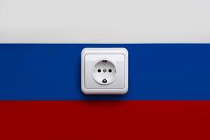 bandeira nacional da rússia com plugue de alimentação do soquete de tomada de eletricidade foto