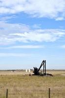 uma torre de petróleo desativada no sul de alberta foto