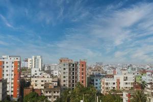 vista de alto ângulo dos edifícios residenciais e financeiros da cidade de dhaka em um dia ensolarado foto