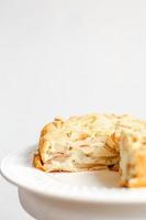 charlotte de sobremesa de torta de maçã orgânica caseira. torta de maçã sapateiro na chapa branca. foto