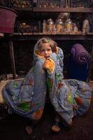 menina ucraniana se abriga em seu porão. pare a Guerra