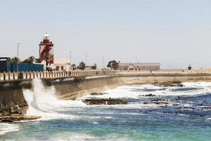 as ondas saltam contra a proteção das ondas, quebra-mar, sea point cidade do cabo. foto