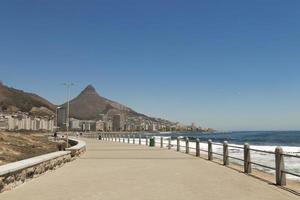 montanhas, hotéis sea point, beach promenade cidade do cabo áfrica do sul. foto