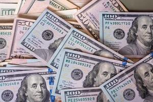 finanças, negócios e bancos. dólares americanos em fundo de cor verde-oliva. foto