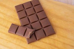 pedaços de chocolate em um prato foto
