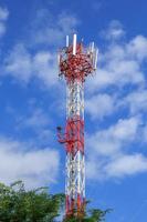 torre de comunicações com lindo céu azul foto