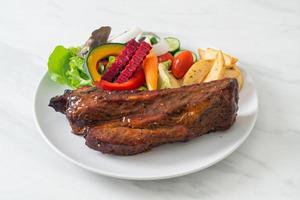 costelinha de porco de churrasco com legumes foto