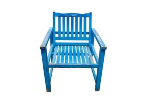 cadeira de madeira azul isolada no fundo branco.