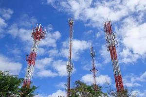 torre de comunicações com lindo céu azul