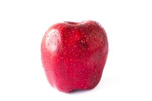 maçã vermelha com gotas de água no fundo branco