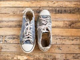 sapatos velhos no chão de madeira foto