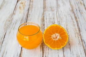 copo de suco de laranja recém prensado com fatias de laranja foto