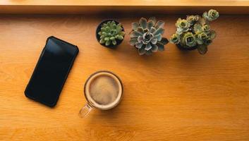 café da manhã, café em uma caneca em uma mesa de madeira com um notebook foto