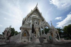 mosteiro no distrito de Ban kha, província de Ratchaburi, Tailândia foto