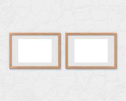 conjunto de 2 maquetes de molduras de madeira horizontais com uma borda pendurada na parede. base vazia para imagem ou texto. renderização 3D. foto