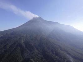 vista aérea da paisagem do monte merapi com pequena erupção em yogyakarta, vista da paisagem do vulcão indonésia. foto