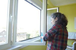 mulher de quarenta e oito anos lavando as janelas foto