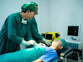 hospital clínica laboratório enfermaria de emergência médico enfermeira cientista masculino olhar para monitor trabalho trabalho carreira tratamento cuidados de saúde ajuda paciente feminino covid-19 delta omicron coronavírus doença perigo foto