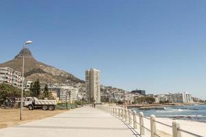 montanhas, hotéis sea point, beach promenade cidade do cabo áfrica do sul. foto