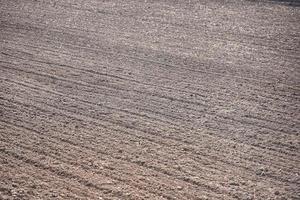 linha em um campo de arado preparado para plantar na primavera - campo arado com caminhão na zona rural de fazenda agrícola foto