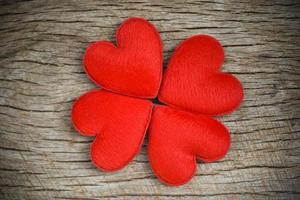 fundo de cartão de dia dos namorados com conceito de amor romântico em forma de flor de corações vermelhos foto