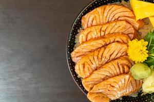 salmão grelhado na tigela de arroz coberta foto