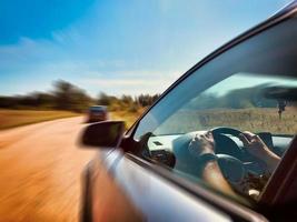 vista de carro dirigir na zona rural foto