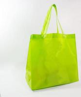 saco verde para ir shopping.no conceito de saco de compras saco de plástico no blackground branco. foto