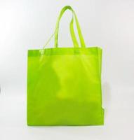 saco verde para ir shopping.no conceito de saco de compras saco de plástico no blackground branco. foto