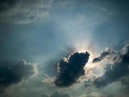 o céu é azul, as nuvens são brancas. foto